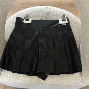 Alice and Olivia Size 2 Black Pleated Faux Leather Skort